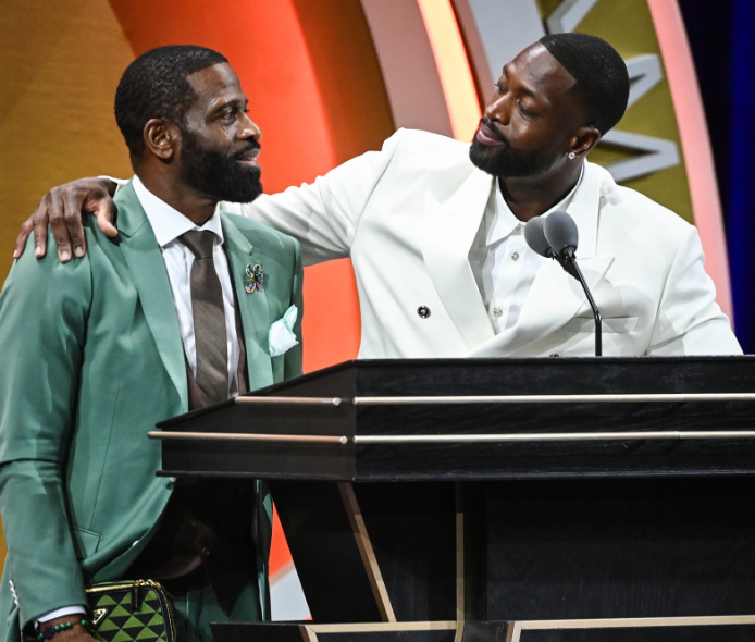 韦德办派对庆祝名人堂：激情唱跳彻夜狂欢 詹皇夸赞+保罗晒合影祝贺