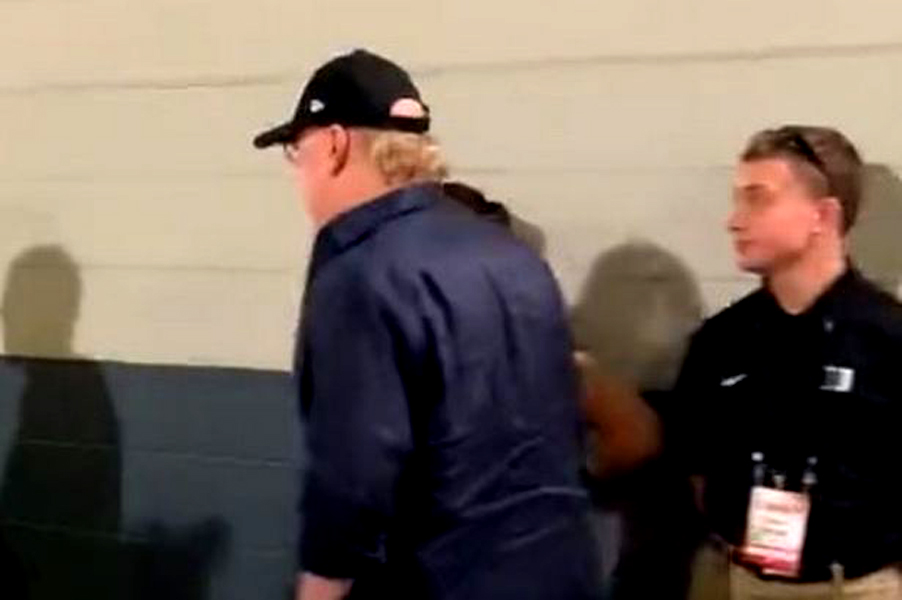 格雷泽观战曼联拒谈收购 看训练握手滕哈格！