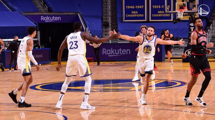 三节32分！库里复出首战打疯了，尾骨落地表情痛苦，累得直喘粗气