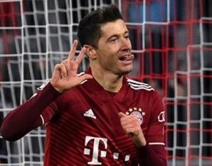 最高六千万欧！意媒：莱万与巴萨达成原则性协议