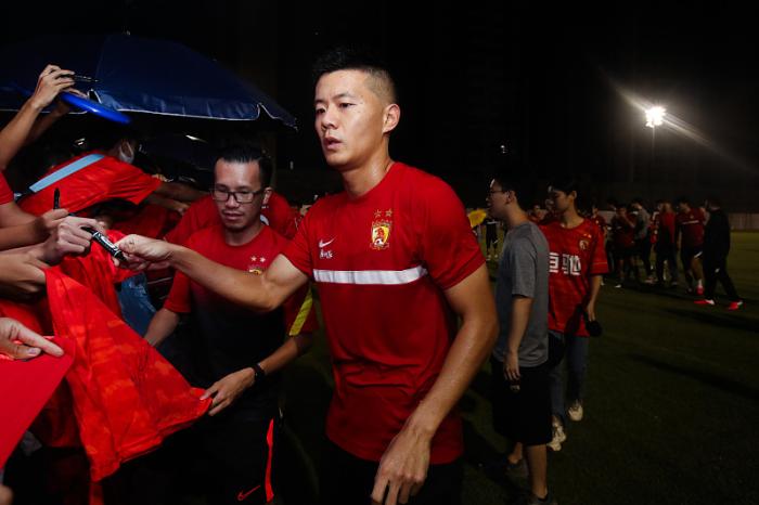 广州队被薅剩的老将！黄博文加盟“驻湘联队”，与女足姑娘们切磋