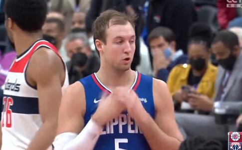 35分史诗逆转！剩8秒输7分大翻盘，快船疯狂庆祝，比尔摇头不敢信