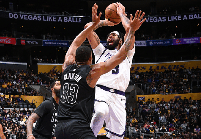 浓眉37+18湖人终结5连败：詹姆斯咧嘴大笑 与浓眉击掌开心庆祝