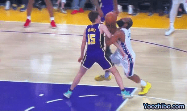 哈登勾手臂造犯规曝光！湖人球迷怒喷恶心，费城媒体也曾批评