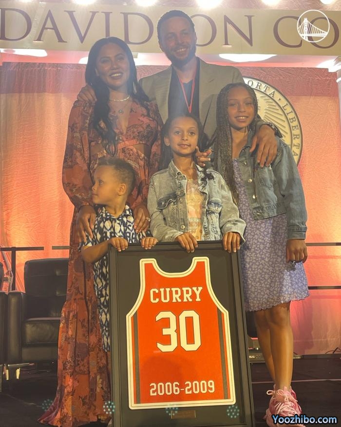 库里大学30号球衣正式退役！一家子参加毕业典礼并荣获名人堂勋章