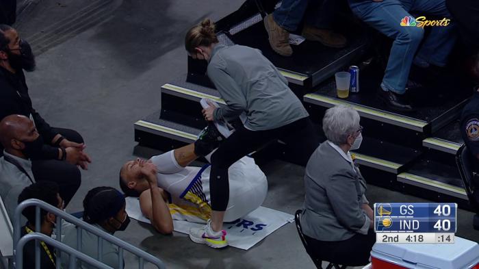 库里接受治疗一幕曝光，疑似受伤！躺在地上让队医为他拉伸大腿