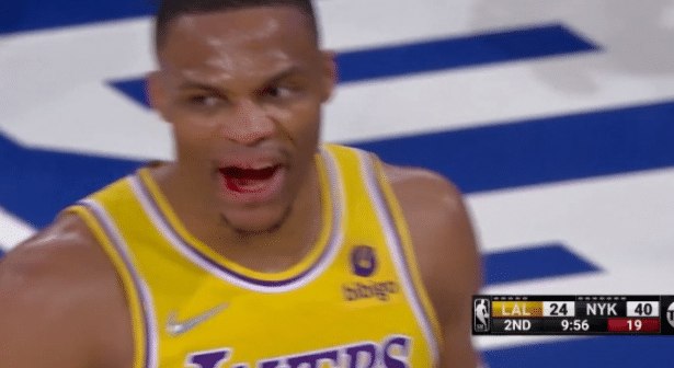 浴血奋战！威少被打中面部，嘴巴被打出血坚持战斗，痛苦倒地