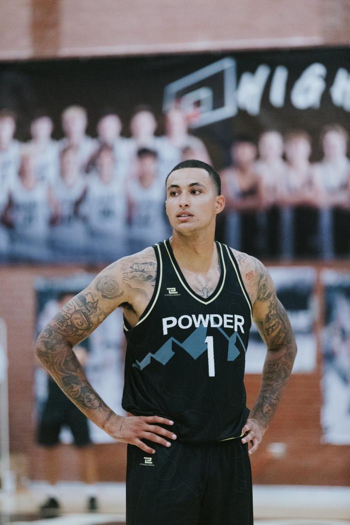 狂砍67+14+9！库兹马统治业余联赛太狠 詹皇：我看到你耸肩了