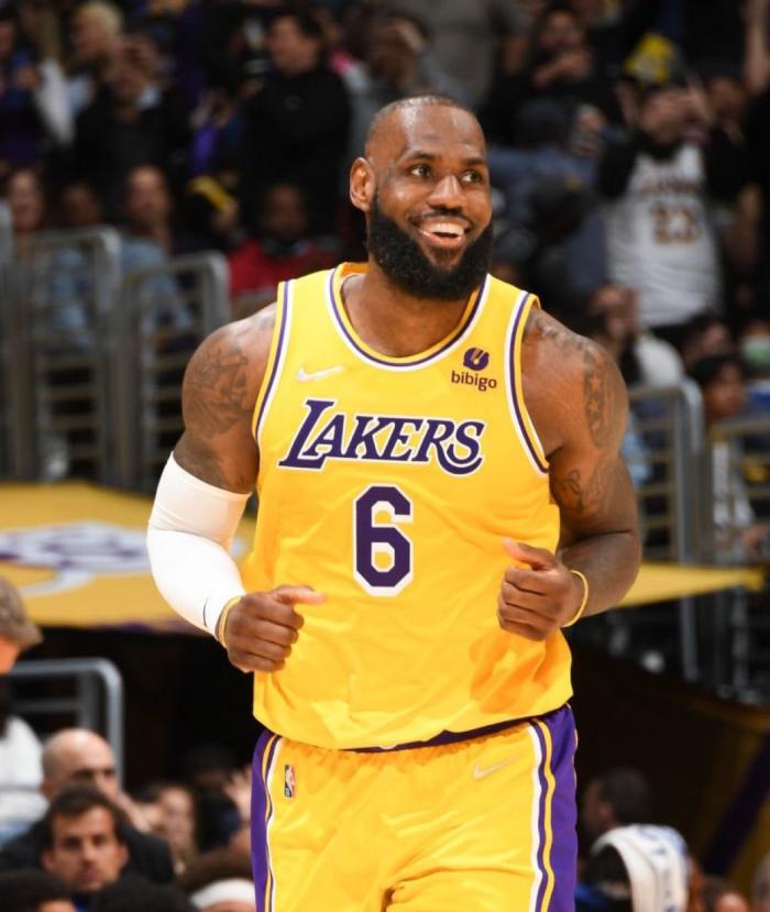 詹皇回应不在乎56分！自曝37岁成功秘诀，喊话：我能适应任何时代