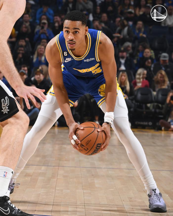 勇士半场领先16分：普尔11投19分点燃球馆 库里为他鼓掌庆祝