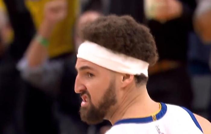 汤普森隔扣燃爆！库里乐坏了像个孩子，科尔握拳怒吼，现场沸腾了