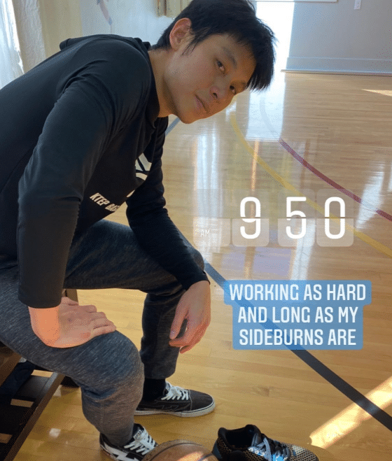 林书豪履行诺言！训练前晒长鬓角抢镜，曾表态不回NBA不剪发