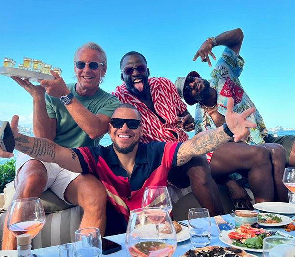 詹姆斯在意大利卡普里岛享受假期 赛后生活轻松自在