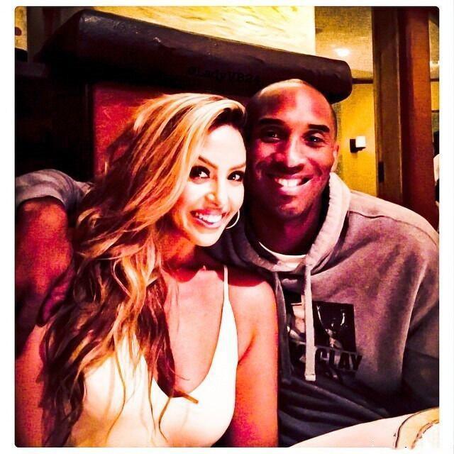 处于争议的科比妻子瓦妮莎为何还喜欢晒和男子合影？科嫂大有深意?