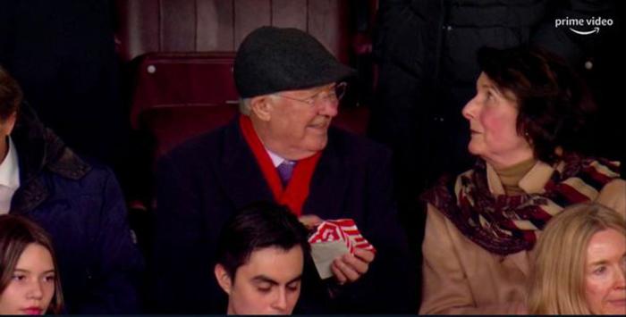 曼联球迷全场高呼祝福弗爵80大寿！C罗小麦联袂献礼，爵爷笑逐颜开