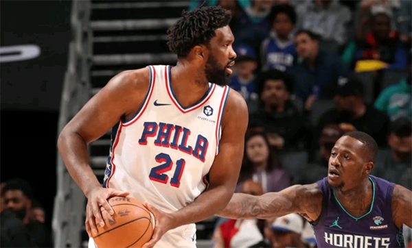 恩比德33+10又刷纪录：连续20场30+咧嘴大笑 耳语逗笑马克西太抢戏