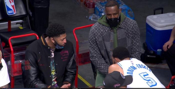 狂输25分！杜兰特8失误落寞表情遭美媒调侃，詹眉兴奋场边舞蹈