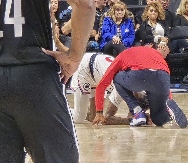 哈登14+6失误后提前离场，小卡场边观战，新援琼斯头部挫伤退赛