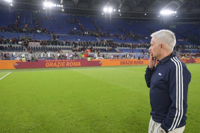 感动！罗马球迷举横幅力挺穆帅：与领袖同在！狂人赛后1举动暗示留任