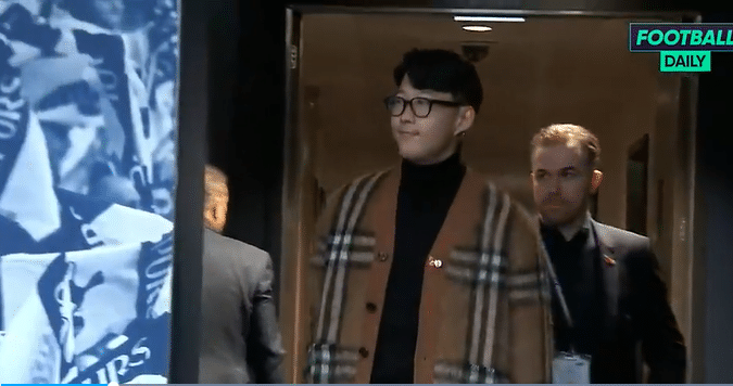 孙兴慜助威热刺逆转，左脸明显肿胀