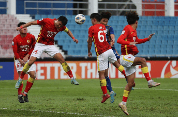 国脚+17岁小将齐破门2-2！广州队“小鬼当家”，深足又是纸老虎