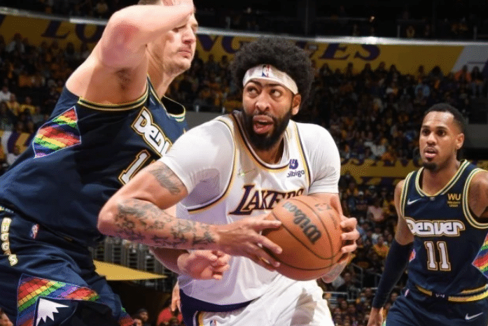 詹皇又创耻辱纪录！湖人允许浓眉带伤出战遭质疑，或导致更严重伤病