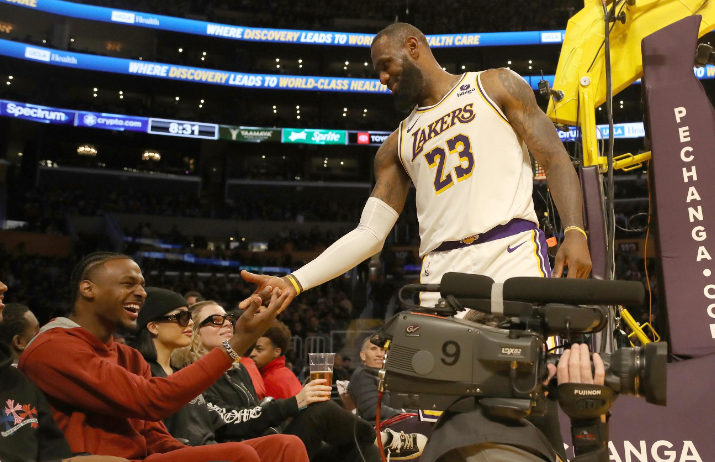 詹姆斯表态愿请假优先观看布朗尼首秀 回应失利：我们都疲惫不堪