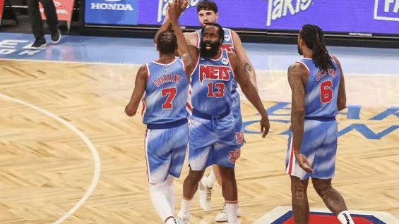 哈登首秀登热搜榜！一战刷爆纪录，赛后谈9次失误体现高情商