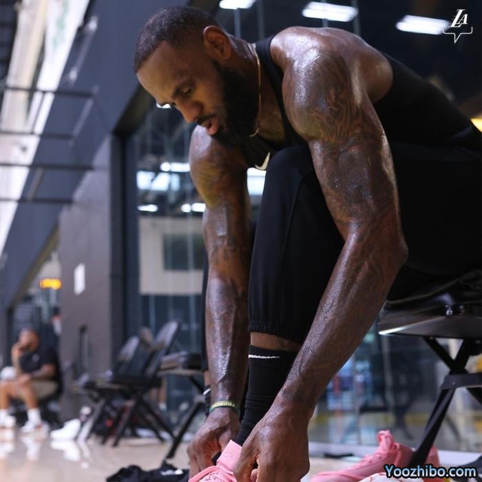 詹姆斯最新训练照，这肌肉纹路太漂亮了，真自律达人！