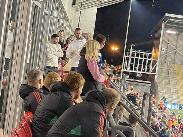 德赫亚重返曼联看女足欧冠，球迷热情欢迎！奥纳纳再被骂恐遭弃用