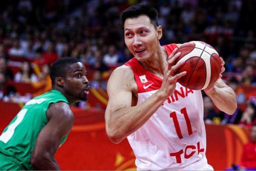 犯众怒，拒绝穿耐克衣服的易建联为何会在耐克篮球上签名？