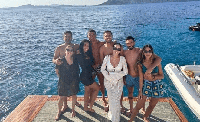 海边度假！C罗腹肌抢镜，乔治娜秀钻戒身材傲人，开心大合影