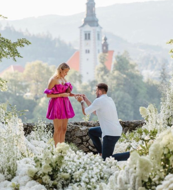 东契奇官宣求婚成功: 单膝下跪为未婚妻戴钻戒 詹皇第一时间送祝福