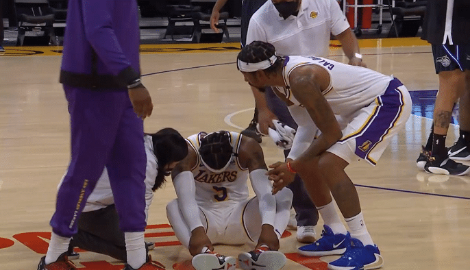 胜不足喜！马修斯封盖绝平球时受伤，慢镜头显示踩到裁判的脚