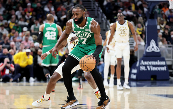 绿军连遭关键误判太冤！波神最后时刻没犯规 詹姆斯爆粗为布朗鸣不平