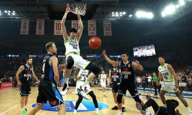 周琦征服所有人，里程碑之战！队长迷弟般握手，全队高喊中文加油