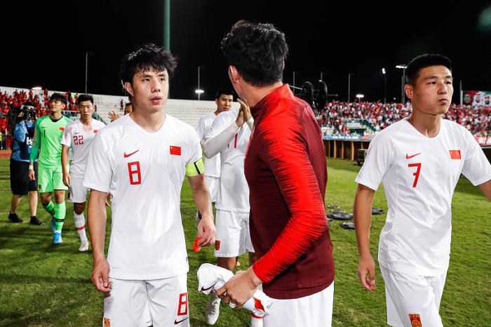 34岁国足队长“发飙”，撕破脸！弃“双冠”一心归乡，遭无情欠薪