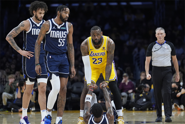 39岁詹皇跑回更衣室：高呼赶着去看儿子比赛 离场前拥抱东契奇欧文