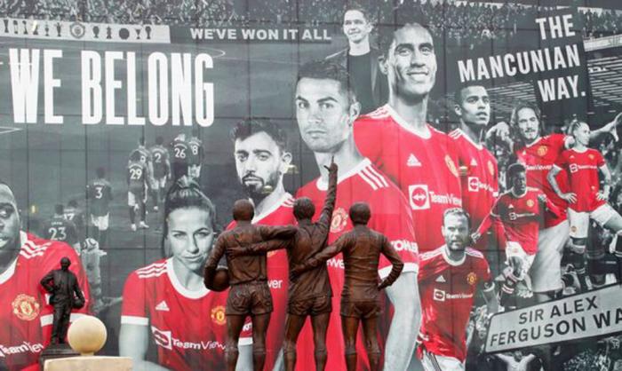 曼联更改主场海报，C罗取代B费成主角！鲁尼称队友必须为他更拼命