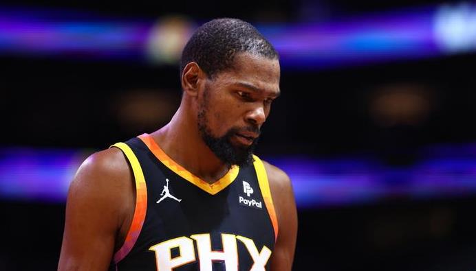 杜兰特为何想离开太阳？阿杜让布克多打无球时，看布克反应秒懂