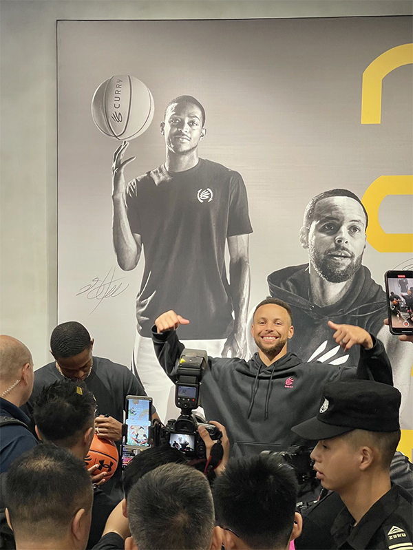 库里告别西安机场，帽檐低垂尽显失落，连夜飞往沈阳伤了球迷心