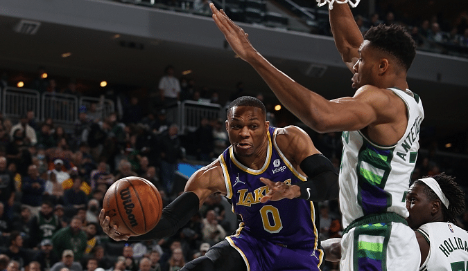 詹姆斯因伤缺阵！差7分输给雄鹿，湖人客场已吃了两连败