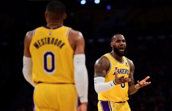 狂输30分球迷大怒，湖人崩了！主场嘘声震天威詹14失误丢人