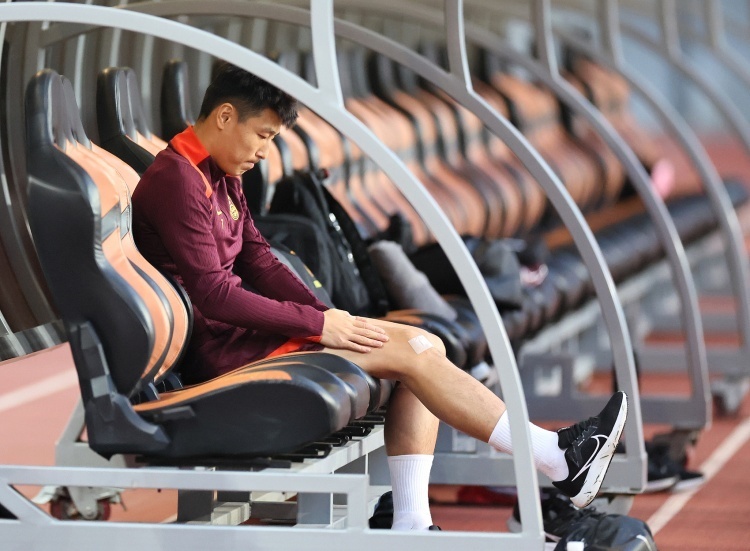 武磊伤退，国足18强赛迎考验！无缘战巴林日本，连续4场缺席记录延续