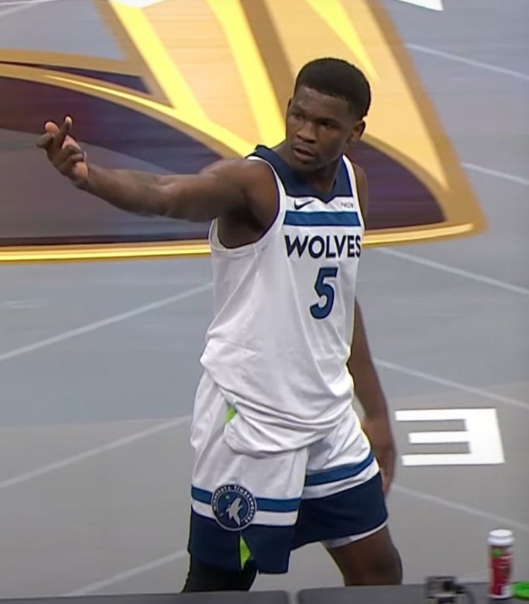 NBA官宣罚单：爱德华兹竖中指遭罚3.5万，三球因不当言论重罚10万