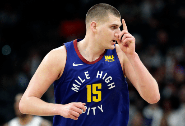 约基奇连续两场双20创纪录，26+22+8拒绝空砍！拒绝17分大逆转