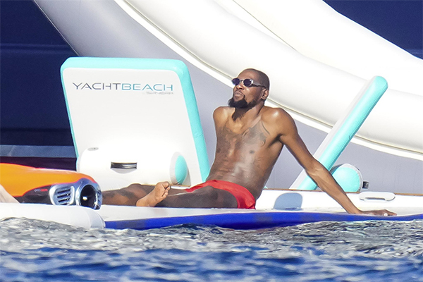 杜兰特加冕奥运四金王 与布克于圣特罗佩畅享假期