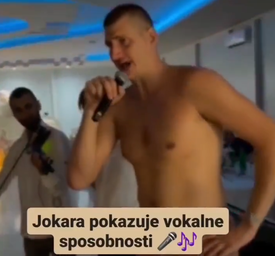 约基奇赤裸上身狂欢曝光：继续庆祝赛马夺冠 尽情唱K露出小肚腩