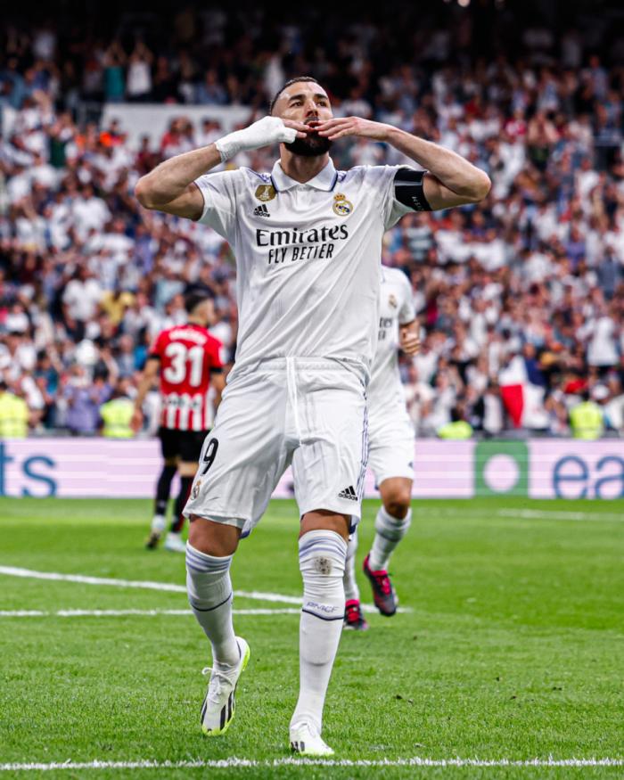 泪目！本泽马离场时眼眶泛红，观众起立鼓掌送别，赛后被队友抛起