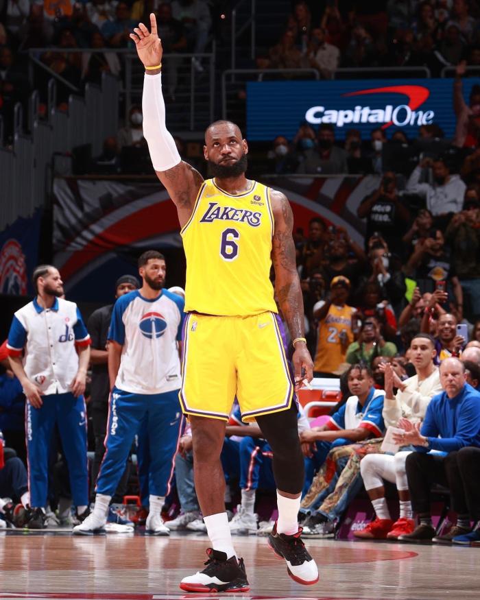 36947分里程悲！詹皇末节仅5分湖人遭逆转，赛后与波普有说有笑